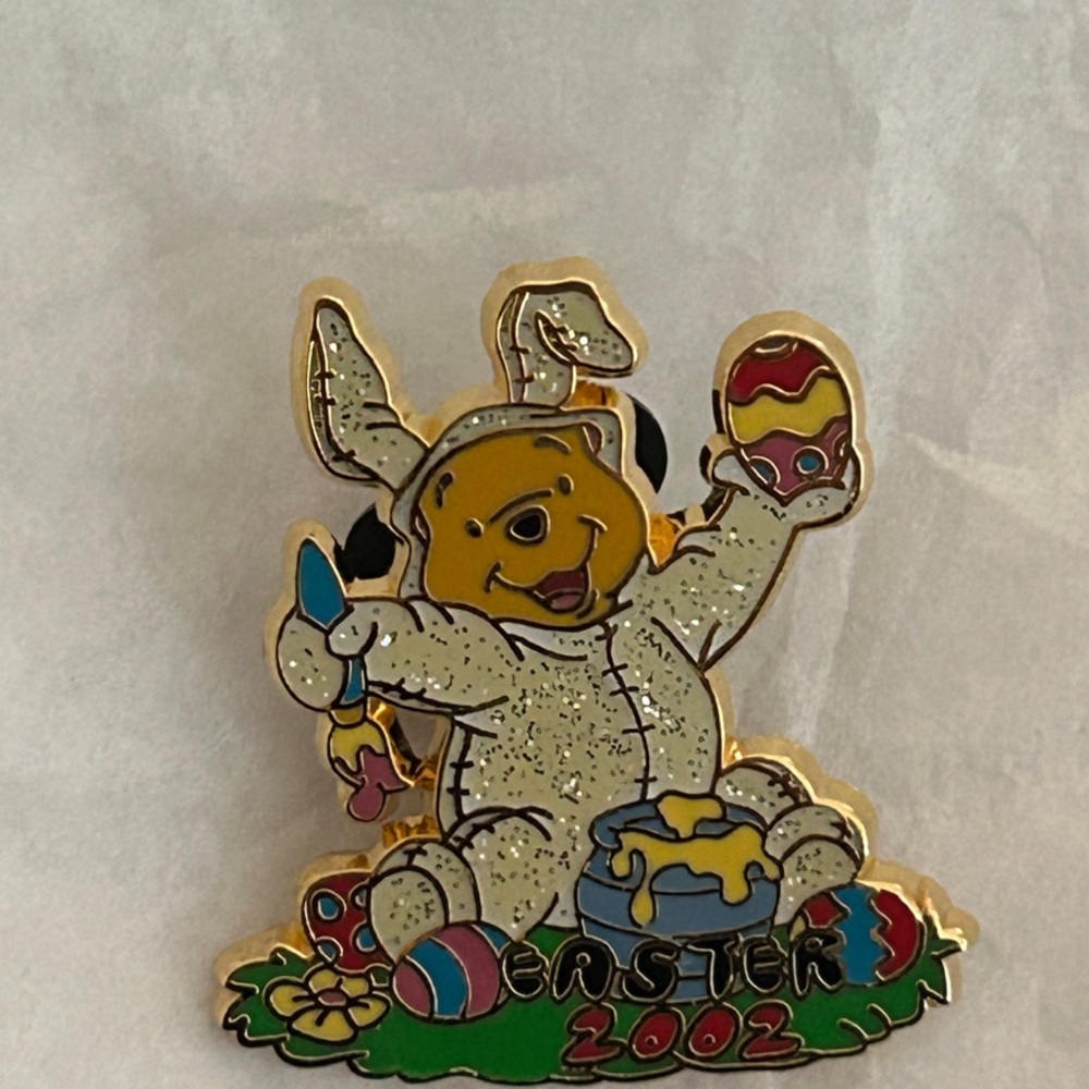 Disney World Vintage Easter 2002 Winnie the Pooh Trading Pin WDW